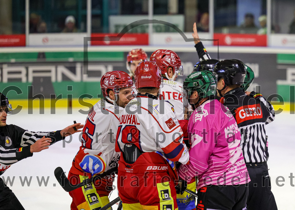 2025-10-24_146_TSV_Erding_gegen_Deggendorfer_SC | Erding, Deutschland, 24.10.2025:Eishockey, Oberliga Süd 2025 / 2026, 11. Spieltag, TSV Erding gegen Deggendorfer SC, Endergebnis: 2:4Ondrej Pozivil (Deggendorfer SC, #25), Thomas Matheson (Erding Gladiators, #37)Foto: Christian Riedel / fotografie-riedel.net