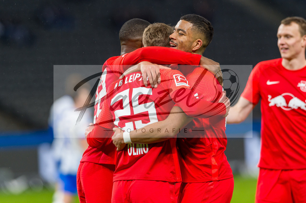 BSCRBL20220220_226 | Fussball, Herren: Dani Olmo (RB Leipzig) Torjubel, jubelt mit seiner Mannschaft nach dem Treffer zum 1:4 bei dem Spiel der 1. Bundesliga zwischen Hertha BSC und RB Leipzig im Olypiastadion am 20.02.2022 in Berlin, Deutschland.DFB / DFL REGULATIONS PROHIBIT ANY USE OF PHOTOGRAPHS AS IMAGE SEQUENCES AND/OR QUASI-VIDEO. - Realisiert mit Pictrs.com