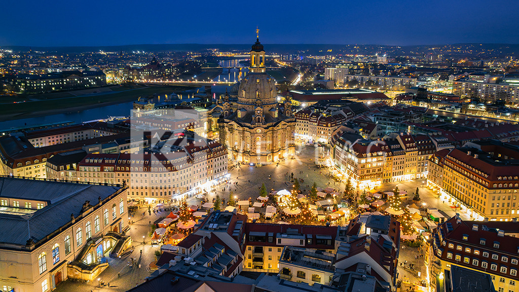 Frauenkirche-Neumarkt-Weihnachten_DJI_0136 | Weihnachtszauber rund um die Frauenkirche auf dem Neumarkt - Realisiert mit Pictrs.com
