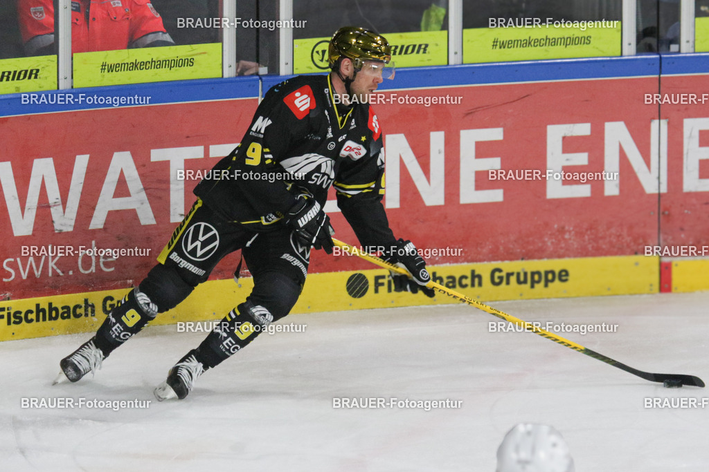 4_KEVRAV_20251125_0005 | Krefeld, Deutschland, 25.11.2025: Marcel Müller (Krefeld Pinguine) in Aktion während des DEL2-Spiels zwischen Krefeld Pinguine - Eisbären Regensburg am 25.11.2025 in der Yayla-Arena in Krefeld, Deutschland. (Foto Ralph Görtz / Brauer-Fotoagentur)