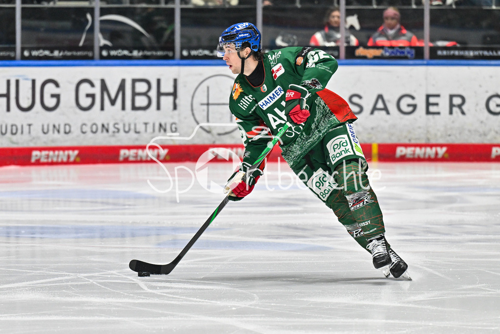 Augsburger Panther - Löwen Frankfurt | AUGSBURG, GERMANY - 16. JANUARY: am Puck Thomas SCHEMITSCH (Augsburger Panther 62) / Einzelfoto / Freisteller während dem Match zwischen den Augsburger Panthern und den Löwen Frankfurt am 40. Spieltag der penny DEL im Curt Frenzel Stadion