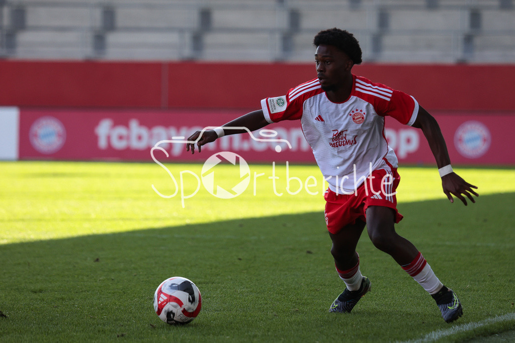 FC Bayern Muenchen U19 - TSV 1860 Muenchen U19 | Michael SCOTT (FCB #17) am Ball / Freisteller / Einzelfoto