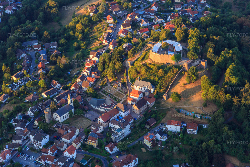 Luftbild: Kurgarten und Bürgerturm unter der Burg Lindenfels in Lindenfels im Bundesland Hessen in Deutschland. Foto: IMG_109439.jpg vom 31.07.2018 durch Werner Riehm/FLY-FOTO.deLindenfels.de