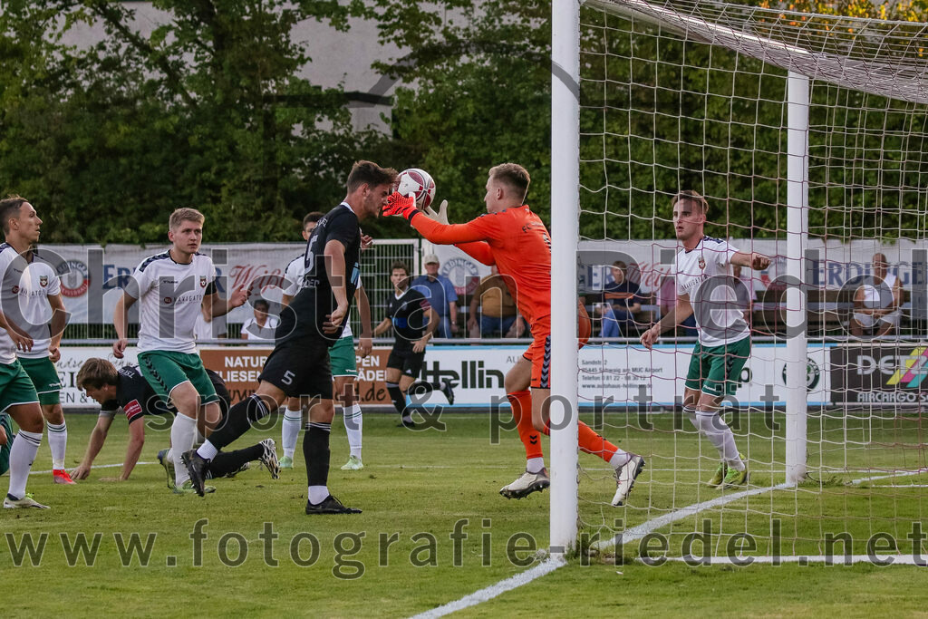 2023-08-18_025_FC_Schwaig_gegen_TSV_Kastl | Oberding, Deutschland, 18.08.2023:
Fußball, Landesliga Südost 2023 / 2024, 7. Spieltag, FC Schwaig gegen TSV Kastl, Endergebnis: 2:2

Tobias Jell (FC Schwaig, #2), Raphael Kamhuber (TSV Kastl, #5), Torwart Franz Hornof (FC Schwaig, #1), Leon Roth (FC Schwaig, #21)

Foto: Christian Riedel / fotografie-riedel.net