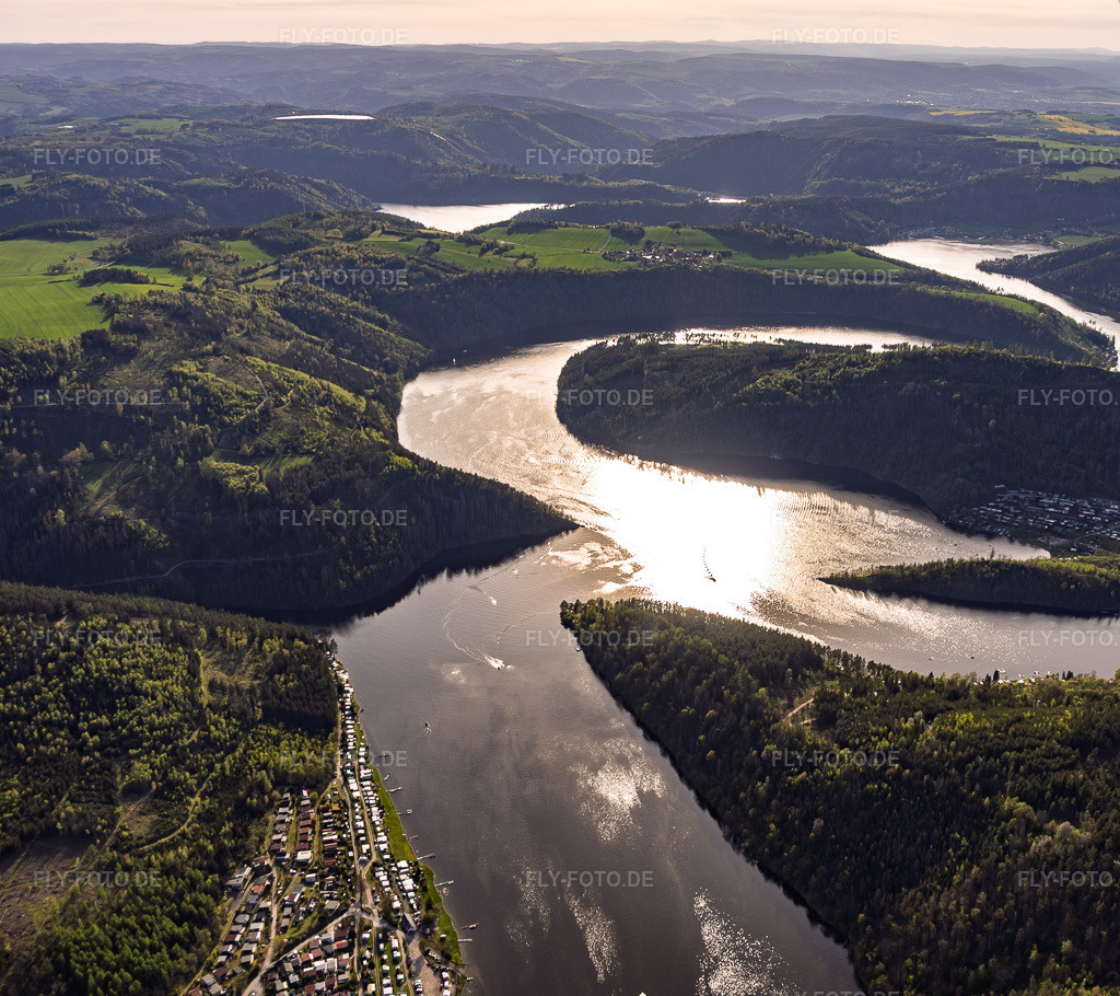 Luftbild: Seenlandschaft der Talsperre Hohenwarte aus Osten mit Jägerspitze im Ortsteil Reitzengeschwenda in Drognitz im Bundesland Thüringen in Deutschland. – Foto: IMG_155864.jpg vom 02.05.2026 durch Werner Riehm/FLY-FOTO.de – Auflösung des Originals: 4416 x 3926 px