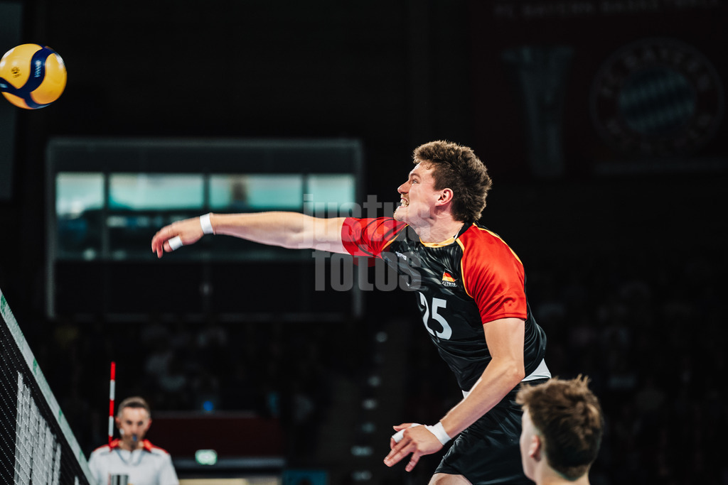 Volleyball | Männer | Testspiel | Deutschland vs. Italien | 26.05.2025 | Lukas Maase (#25, Deutschland) beim Angriff