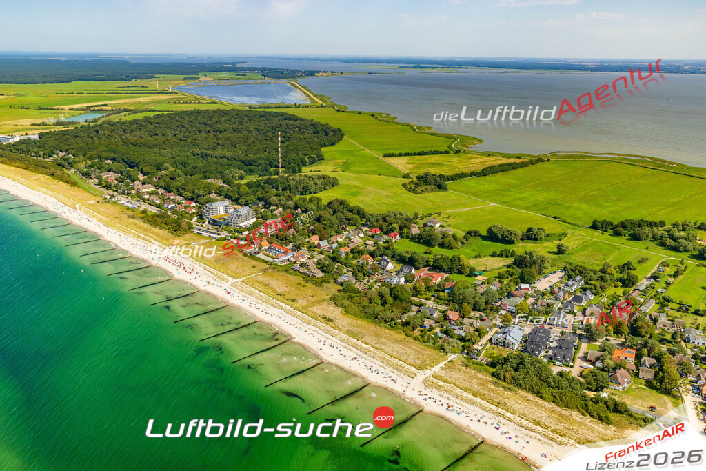 Luftbild der Stadt Ahrenshoop - Das Luftbild wurde 2025 vom UL-Flugzeug heraus erstellt ( keine Drohnenaufnahme ) - Hochauflösende Luftaufnahme - für Wandbilder und großformatige Ausdrucke geeignet. Das besondere Geschenk!Hier alle&nbsp;Infos zur Lizenzierung der LuftaufnahmeWir fliegen auch dieses Jahr wieder in Ihre Region um Luftbilder zu erstellen.- Luftbild anfragen