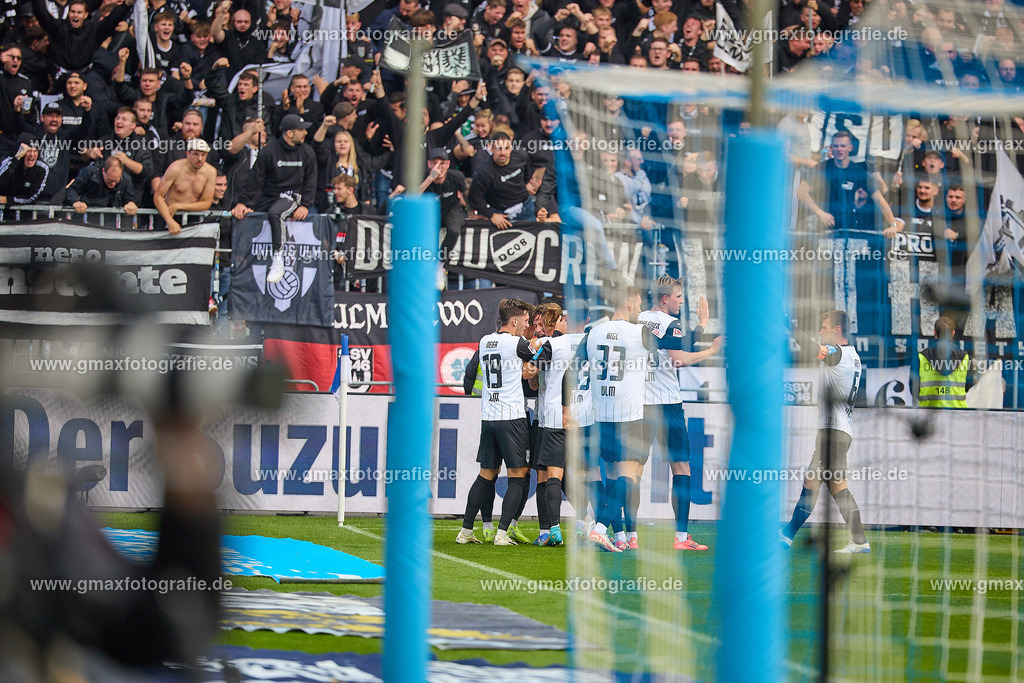GER, SV Darmstadt 98 gegen SSV Ulm 1846, Fussball, 2. Bundesliga, 10. Spieltag, Spielzeit 2024/2025, 27.10.24. | Jubel des SSV Ulm nach dem Ausgleich zum 1:1 durch Aaron Keller (SSV Ulm 1846, #16)GER, SV Darmstadt 98 gegen SSV Ulm 1846, Fussball, 2. Bundesliga, 10. Spieltag, Spielzeit 2024/2025, 27.10.24.DFL REGULATIONS PROHIBIT ANY USE OF PHOTOGRAPHS AS IMAGESEQUENCES AND/OR QUASI-VIDEO.Foto: Eibner-Pressefoto/Gerald Oelze-de Stoppany