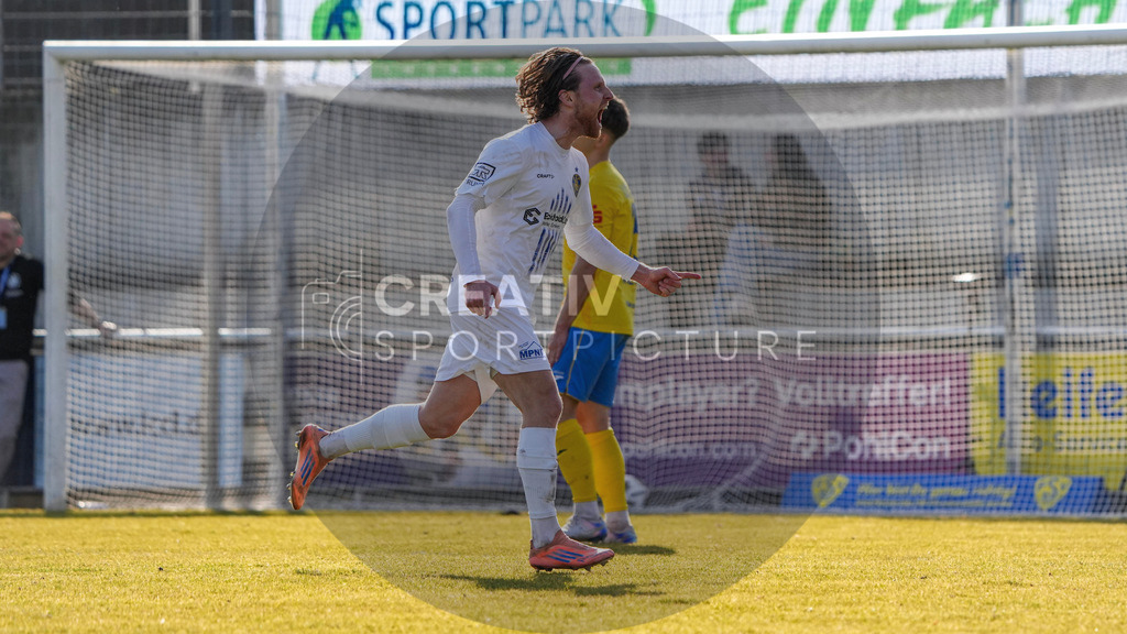 Fußball, Herren, Saison 2025/2026, Regionalliga Nordost, 24. Spieltag, FSV 63 Luckenwalde vs. 1.FC Lokomotive Leipzig, Samstag 28.02.2026, Werner-Seelenbinder-Stadion Luckenwalde, | Fußball, Herren, Saison 2025/2026, Regionalliga Nordost, 24. Spieltag, FSV 63 Luckenwalde vs. 1.FC Lokomotive Leipzig, Samstag 28.02.2026, Werner-Seelenbinder-Stadion Luckenwalde, Im Bild: Dorian Cevis (Leipzig) jubelt über seinen Treffer zumm 0:2. - Realisiert mit Pictrs.com