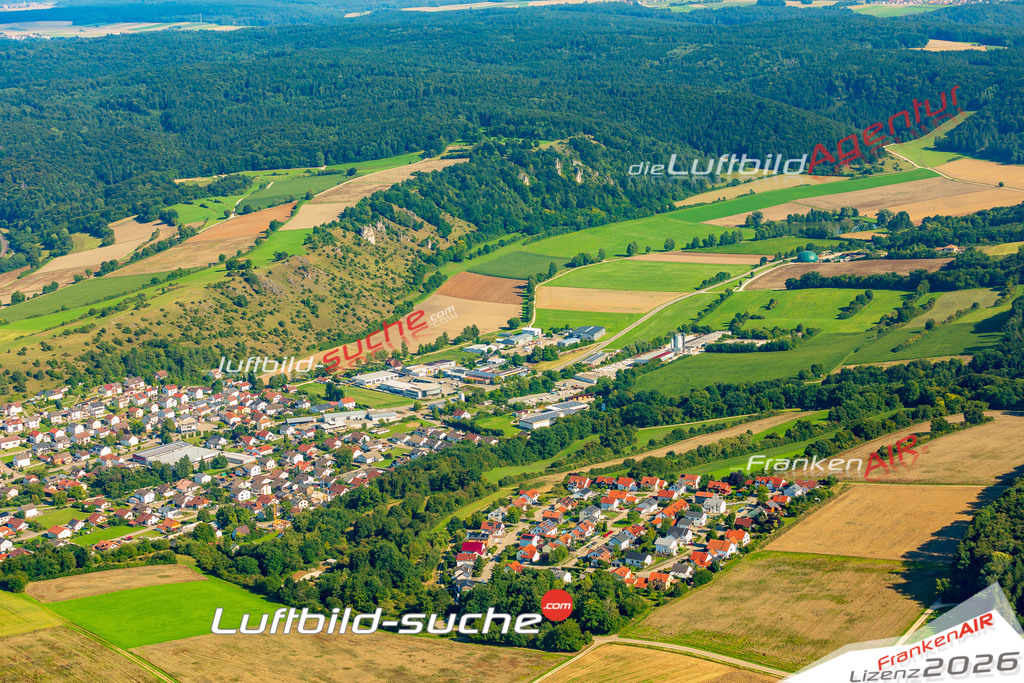 Luftaufnahme der Stadt Dollnstein - Die Luftaufnahme wurde 2025 vom UL-Flugzeug heraus erstellt ( keine Drohne ) - Hochauflösende Luftaufnahme - für professionelle Ausdrucke geeignet. Die Geschenkidee !Mit Lizenz und Bildrechte bestellbar