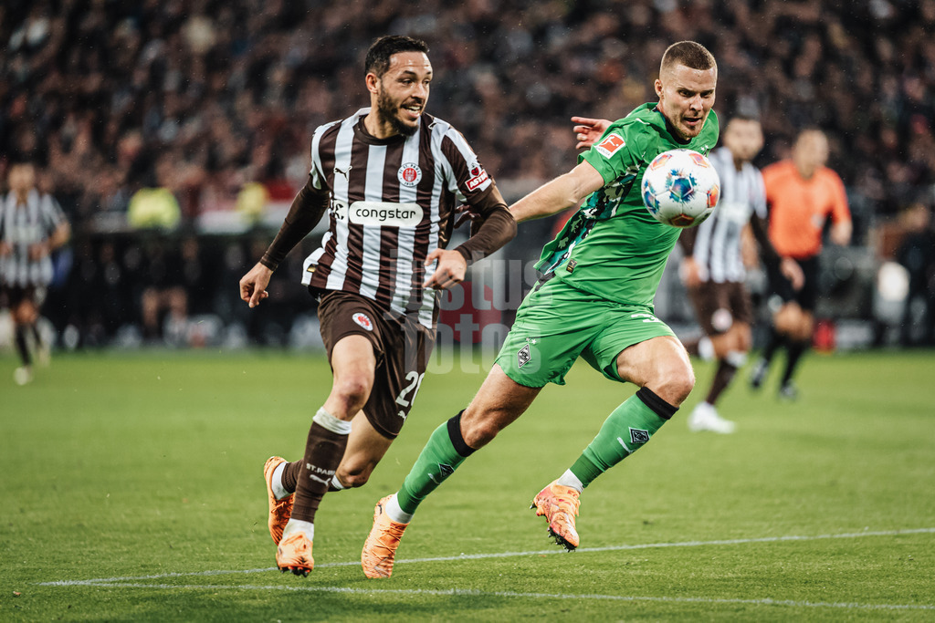 Fußball | Männer | Saison 2025/2026  | Fußball-Bundesliga | 09. Spieltag | FC St. Pauli vs. Borussia Mönchengladbach | 01.11.2025 | v.l. Mathias Pereira Lage (#28, FC St. Pauli) gegen Nico Elvedi (#30, Borussia Mönchengladbach)