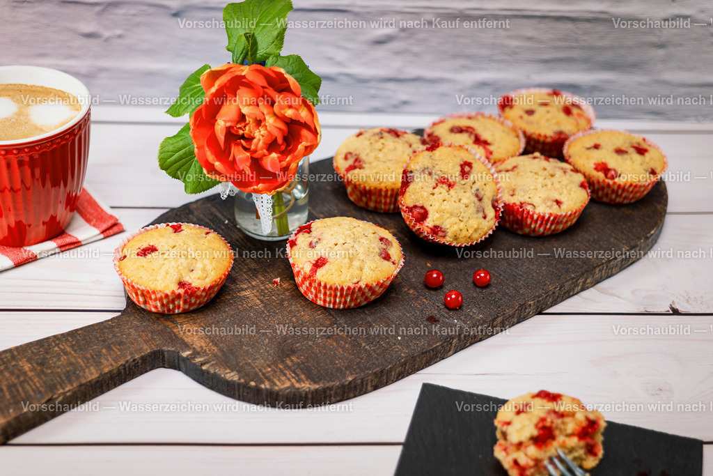 Muffins mit roten Johannisbeeren | Kaffetisch mit Muffins mit roten Johannisbeeren und einer Tasse Kaffee. - Realisiert mit Pictrs.com