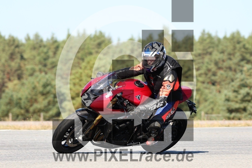 0024-20240922_14274 | Schöne Erinnerungen an spannende Momente - das festzuhalten ist unser Job. PIXELrace.de ist seit 2003 auf den Rennstrecken Europas unterwegs um die Action draußen beim Fahren und die wunderbare Stimmung imm Fahrerlager für euch einzufangen.
