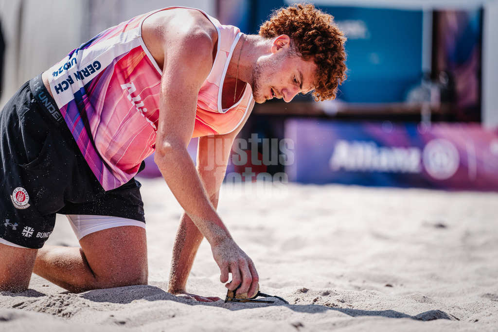 Beachvolleyball | Männer  | Allianz German Beach Tour 2024 | Tourstop Kühlungsborn | 10.08.2024 | Max Just hebt seine Brille auf