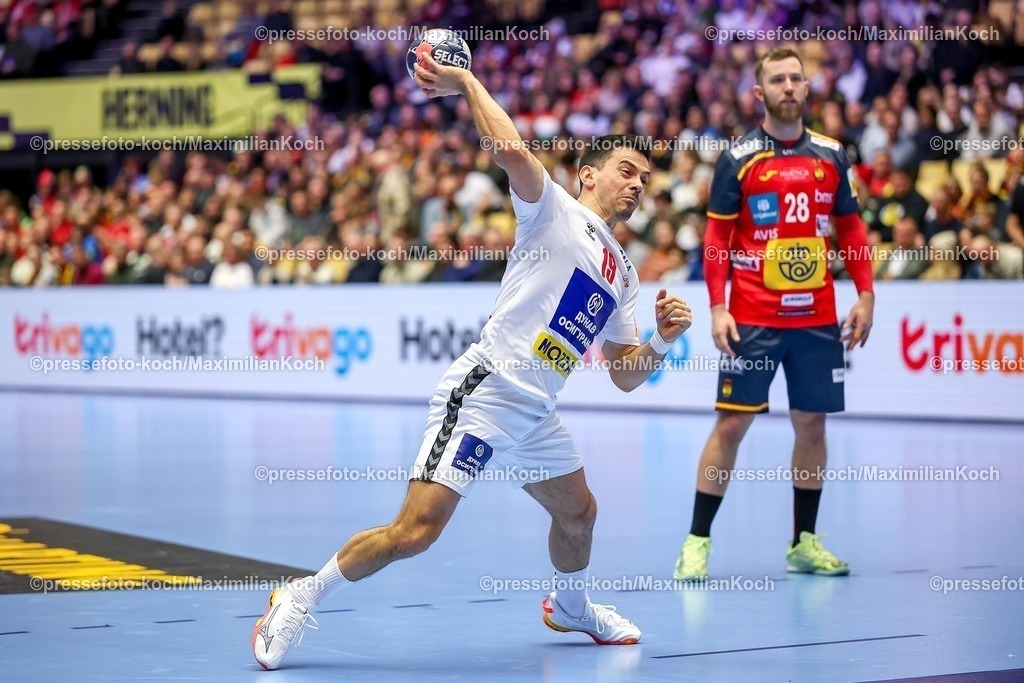 EHF15012601009 | 15.01.2026, Handball, Men's EHF EURO 2026, Spanien - Serbien, Jyske Bank Boxen in Herning, Dänemark, Preliminary Round: Siebenmeter Wurf  Nemanja Ilic (Serbien #19) 