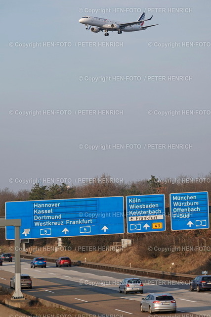 20240229-9389-flughafen-frankfurt-HEN-FOTO | 29.02.2024 Frankfurt Flughafen Impressionen am letzten Tag im warmen frühlingshaften milden Februar im Schaltjahr 2024 bei 11 Grad plus hier Flugzeug der Air France im Landeanflug am Streiktag 2 für Auszubildende der Lufthansa Technik und Lufthansa Aviation Training und Lufthansa Technical Training über der Autobahn A5 (Foto: Peter Henrich) - Realisiert mit Pictrs.com
