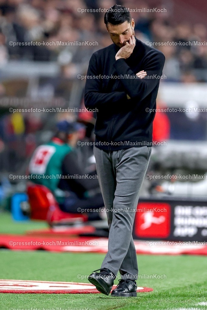 EFR01032601055 | 01.03.2026, Fußball, Eintracht Frankfurt - SC Freiburg, 1. Fußball Bundesliga, 24. Spieltag, Deutsche-Bank-Park (Frankfurt am Main), Saison 2025 2026: Cheftrainer Albert Riera (Eintracht Frankfurt #hc) enttäuscht Enttäuschung verzweifelt gestikulierend am Spielfeldrand   DFB Regulations prohibit any use of photographs as image sequences and or quasi-video.