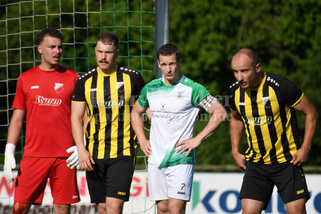 SpVgg GW Deggendorf : TSV Oberschneiding | Testspiel 20.06.2026Roman Artemuk (SpVgg GW Deggendorf #7) bewacht von Tormann Niklas Plank; Stefan Kiemle und Andreas Berovic (TSV Oberschneiding #11) - Realisiert mit Pictrs.com