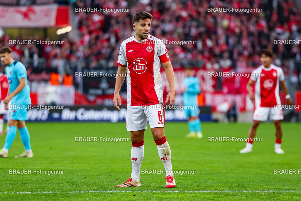 Rot-Weiss Essen - Viktoria Köln - 3.Liga | Essen, Deutschland, 18.10.2025 Ahmet Arslan  (Rot-Weiss Essen) schaut  während des 3.Liga Spiels zwischen Rot-Weiss Essen- Viktoria Köln im Stadion an der Hafenstraße am 01.08.2025 in Essen. (Foto von Timo Bluhmki-Schmidt/ Brauer Fotoagentur