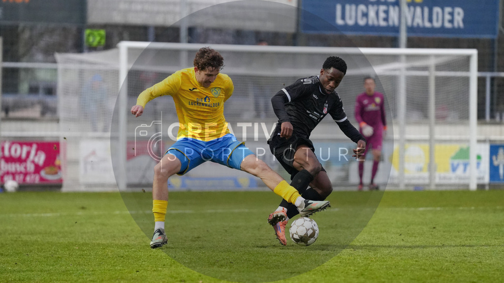 Fußball, Herren, Saison 2025/2026, Regionalliga Nordost, 18. Spieltag, FSV 63 Luckenwalde vs. FC Rot-Weiß Erfurt, Samstag 06.12.2025, Werner-Seelenbinder-Stadion Luckenwalde, | Fußball, Herren, Saison 2025/2026, Regionalliga Nordost, 18. Spieltag, FSV 63 Luckenwalde vs. FC Rot-Weiß Erfurt, Samstag 06.12.2025, Werner-Seelenbinder-Stadion Luckenwalde, Im Bild: Sofiene Jannene (l. Luckenwalde) und Benjika Caciel (r. Erfurt) - Realisiert mit Pictrs.com