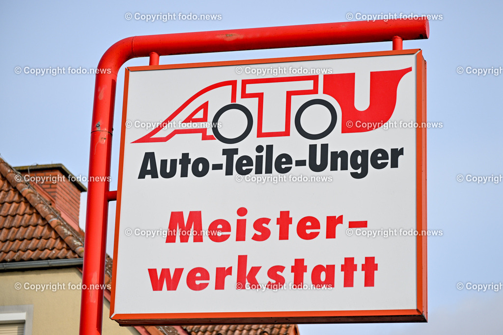 Autoteile Unger_ ATU_ 27.11.2023-6 | 27.11.2023, Leonding, AUT, Autoteile Unger, ATU, im Bild Gebaeude, Gebäude, Werkstatt, Mechaniker, Autowerkstatt, Auto, Inspektion, Reparatur, Reparaturwerkstatt, Service, Fachbetrieb, Pruefstelle, Prüfstelle, Autoservice, KFZ, PKW, Fahrzeug, Insolvenz, Pleite, Teile, Zubehoer, Zubehör, Mitarbeiter, Kunden, Shop, Fahnen, Schild, Logo, Einfahrt