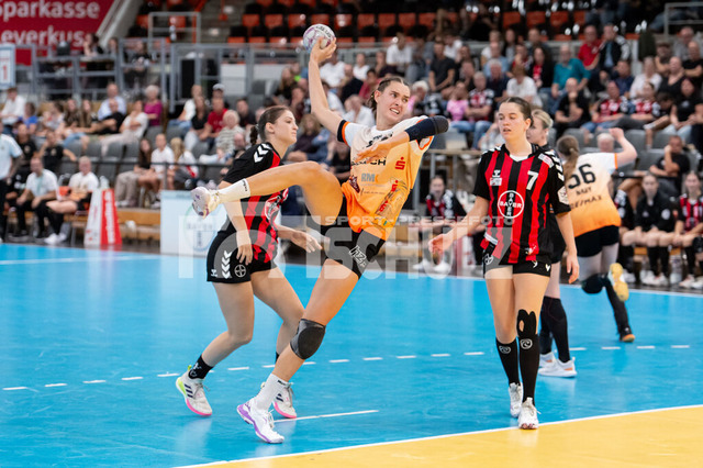 20250831schulz008 | Isabel Kattner (VfL Waiblingen,No.10) in Aktion. Rechts Lea Flohr (Bayer Leverkusen,No.07)DEU, Leverkusen 31.08.2025 Handball, 2. Bundesliga Frauen 2025/2026, 1. Spieltag, Bayer 04 Leverkusen - VfL Waiblingen - Realisiert mit Pictrs.com