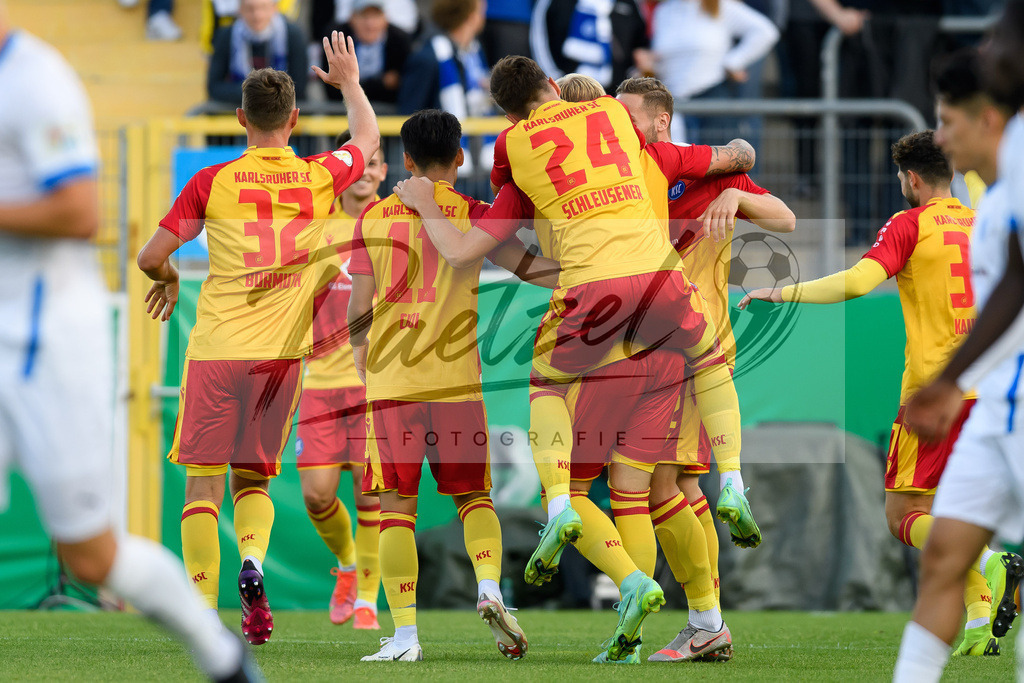 LOTKSC20210809_032 | Fussball, Herren: Philipp Hofmann (Karlsruher SC) Torjubel, jubelt mit seiner Mannschaft nach dem Treffer zum 0:2 beim Spiel der 1. Runde im DFB-Pokal zwischen SF Lotte und Karlsruher SC im Stadion am Lotter Kreuz am 09.08.2021 in Lotte, Deutschland.DFB / DFL REGULATIONS PROHIBIT ANY USE OF PHOTOGRAPHS AS IMAGE SEQUENCES AND/OR QUASI-VIDEO. - Realisiert mit Pictrs.com