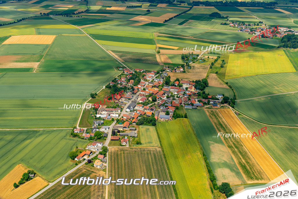 Das Luftbild zeigt : Upfkofen Mallersdorf-Pfaffenberg - Die Luftaufnahme wurde 2023 vom UL-Flugzeug aus erstellt ( keine Drohne ) - Hochauflösende Luftaufnahme - Für grossformatige Ausdrucke geeignet. Die Geschenkidee !Mit Lizenz und Bildrechte bestellbar