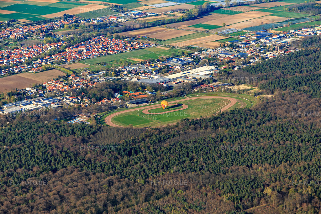Luftbild: Heissluftballonlandung im Waldstadion mit Sandrennbahn und Renn- und Reitverein Herxheim e.V. in Herxheim bei Landau im Bundesland Rheinland-Pfalz in Deutschland. Foto: IMG_097899.jpg vom 30.03.2017 durch Werner Riehm/FLY-FOTO.deWWW.SANDBAHNRENNEN-HERXHEIM.DE