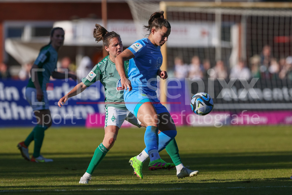 Fussball, Google Pixel Frauen-Bundesliga, SV Werder Bremen - VfL Wolfsburg | v.li.: Rieke Dieckmann (SV Werder Bremen, 22) und Lena Oberdorf (VfL Wolfsburg, 5) im Zweikampf, Duell, Dynamik, Aktion, Action, Spielszene, DIE DFB-RICHTLINIEN UNTERSAGEN JEGLICHE NUTZUNG VON FOTOS ALS SEQUENZBILDER UND/ODER VIDEOÄHNLICHE FOTOSTRECKEN. DFB REGULATIONS PROHIBIT ANY USE OF PHOTOGRAPHS AS IMAGE SEQUENCES AND/OR QUASI-VIDEO.