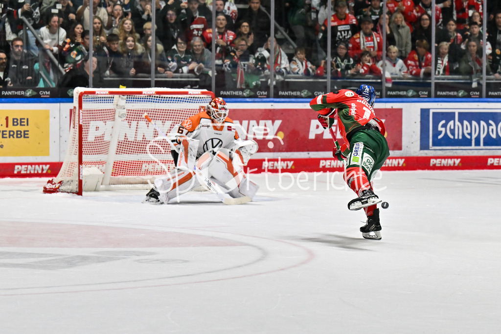 Augsburger Panther - Grizzlys Wolfsburg | in dieser Szene erzielt D. J. BUSDEKER (Augsburger Panther 14) den Siegtreffer zum 2-1 in der Verlängerung / Tor / Torschuetze / Freude / Happy / DEL: Augsburger Panther - Grizzlys Wolfsburg; Curt Frenzel Stadion am 10.10.2025