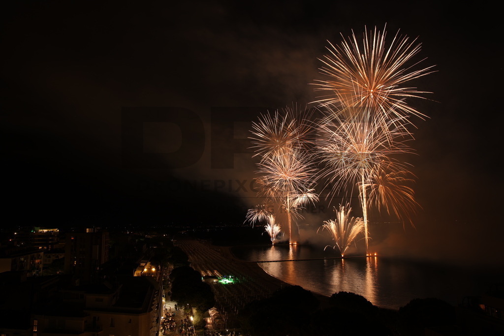Ferragosto Fireworks in Grado, Italy | GRADO, ITALY, 15.AUG.26 - FIREWORKS - Ferragosto fireworks over the Adriatic Sea in Grado, Italy. Colorful fireworks light up the night sky above the beach, coastline and waterfront during the traditional summer celebration. - Realisiert mit Pictrs.com