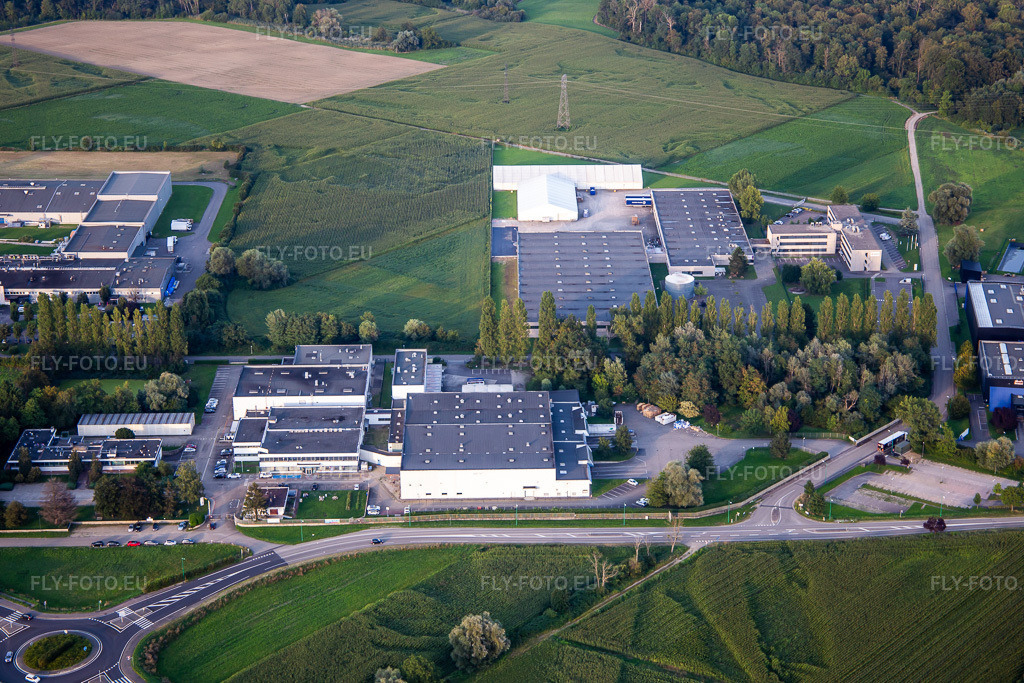 Vue aérienne: Würth Industrie et SYNERLAB - Laboratoires BTT à Erstein dans le département Bas Rhin, France – .Photo: IMG_137900.jpg prise le 18/08/2023 par Werner Riehm/FLY-FOTO.eu – Résolution de l'original: 5402 x 3601 px – Fournisseur industriel de pièces C l Würth Industrie France – CDMO Services | End-to-End CDMO | Meribel Pharma Solutions