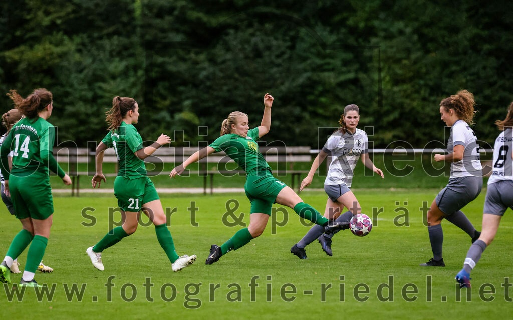 2023-10-07_064_FC_Forstern_gegen_TSV_Schwaben_Augsburg | Forstern, Deutschland, 07.10.2023:
Fußball, Frauen Bayernliga 2023 / 2024, 6. Spieltag, FC Forstern gegen TSV Schwaben Augsburg, Endergebnis: 1:6

Vanessa Meingaßner (FC Forstern, #21), Veronika Auer (FC Forstern, #11), Vivian Jakob (TSV Schwaben Augsburg, #3)

Foto: Christian Riedel / fotografie-riedel.net