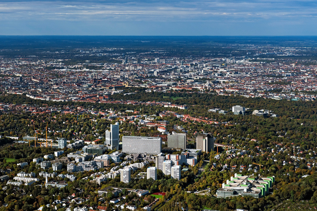 dr__0054745.jpg | MüNCHEN 07.10.2024 Hochhäuser im Wohngebiet einer industriell gefertigten Plattenbau- Siedlung Arabellapark im Ortsteil Bogenhausen in München im Bundesland Bayern, Deutschland. // Skyscrapers in the residential area of industrially manufactured settlement Arabellapark in the district Bogenhausen in Munich in the state Bavaria, Germany. Foto: Daniel Reiter