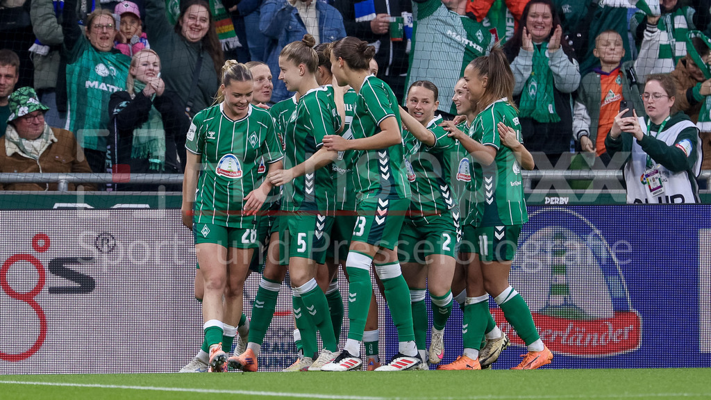Fussball, Google Pixel Frauen-Bundesliga, SV Werder Bremen - Hamburger SV | Spielerinnen des SV Werder Bremen mit Torjubel, Jubel, jubeln, jubelt, optimistisch, Spielszene, Highlight, Freude über das Tor zum 1:0, DIE DFB-RICHTLINIEN UNTERSAGEN JEGLICHE NUTZUNG VON FOTOS ALS SEQUENZBILDER UND/ODER VIDEOÄHNLICHE FOTOSTRECKEN. DFB REGULATIONS PROHIBIT ANY USE OF PHOTOGRAPHS AS IMAGE SEQUENCES AND/OR QUASI-VIDEO.