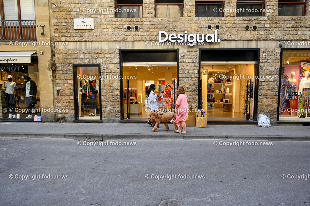 Italien_ Toscana_ Florenz_ 30.05.2024-287 | 30.05.2024, Italien, ITA, Toskana, Florenz im Bild Stadtansichten, Gebäude, Architektur, Touristen, Historisch, Souvenir, Altstadt, Museum, Statuen, Skulpturen, Piazza della Signoria, Statue David, Palazzo Vecchio, Neptunbrunnen, Piazza della Repubblica, Ponte Vecchio, Brücke, Uffizien, Kathedrale Santa Maria del Fiore, Arno, Fluß


Florenz, Firenze, ist eine italienische Großstadt. Nach Einwohnern ist sie die achtgrößte Stadt Italiens. Florenz ist die Hauptstadt sowie größte Stadt der Region Toskana und der Metropolitanstadt Florenz, in der etwa eine Million Menschen leben. Florenz ist für seine Geschichte berühmt. Leonardo da Vinci verbrachte große Teile seiner Jugend in Florenz, Michelangelo fand Unterschlupf in der Kirche der Medici, Galileo Galilei wohnte als Hofmathematiker in den Palästen der Medici. Von 1865 bis 1871 war die Stadt die Hauptstadt des neu gegründeten Königreichs Italien. Das historische Zentrum von Florenz zieht Jahr für Jahr Millionen von Touristen an. Die historische Innenstadt wurde von der UNESCO im Jahre 1982 zum Weltkulturerbe erklärt. 
Quelle: Wikipedia
