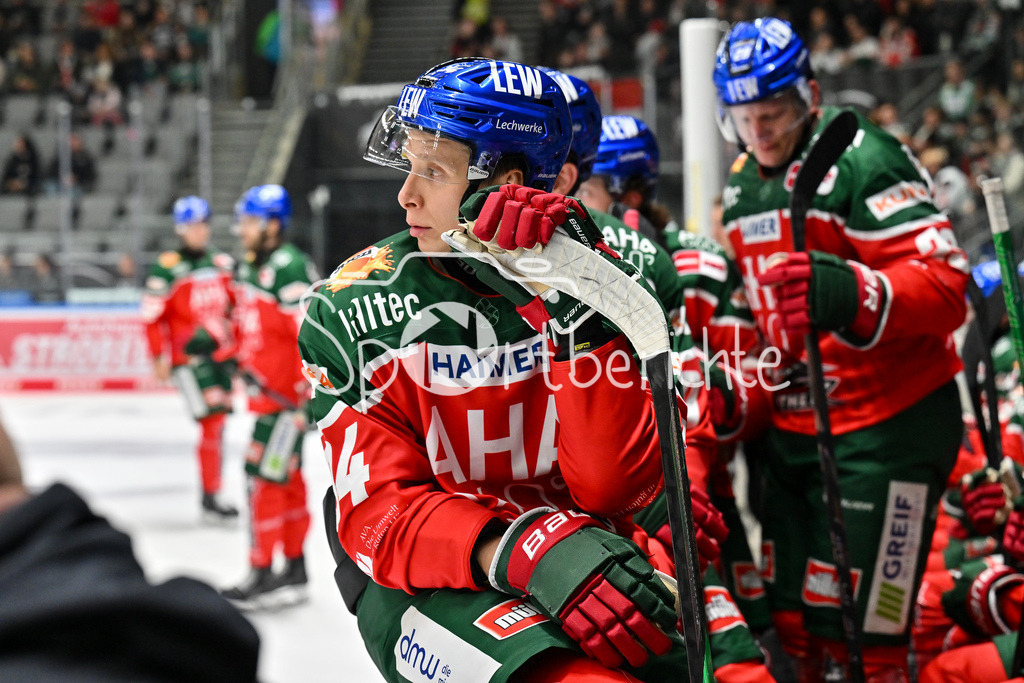 Augsburger Panther - Kölner Haie | ein Ratloser Anrei HAKULINEN (Augsburger Panther #94) sitzt im powerbreak auf der Bande / DEL: Augsburger Panther - Kölner Haie, Curt Frenzel Stadion am 29.09.2024