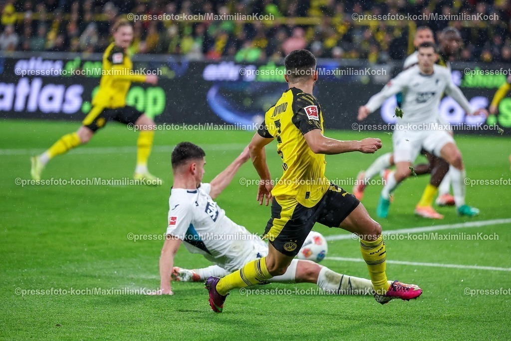 BVB07122501093 | 07.12.2025, Fußball, Borussia Dortmund - TSG 1899 Hoffenheimt, 1. Fußball Bundesliga, 13. Spieltag, Signal Iduna Park, Saison 2025 2026: Yan Couto&nbsp;(BVB #02) mit dem Pass auf Julian Brandt&nbsp;(BVB #10) welcher zum 1:0 verwandelt  DFB regulations prohibit any use of photographs as image sequences and or quasi-video.