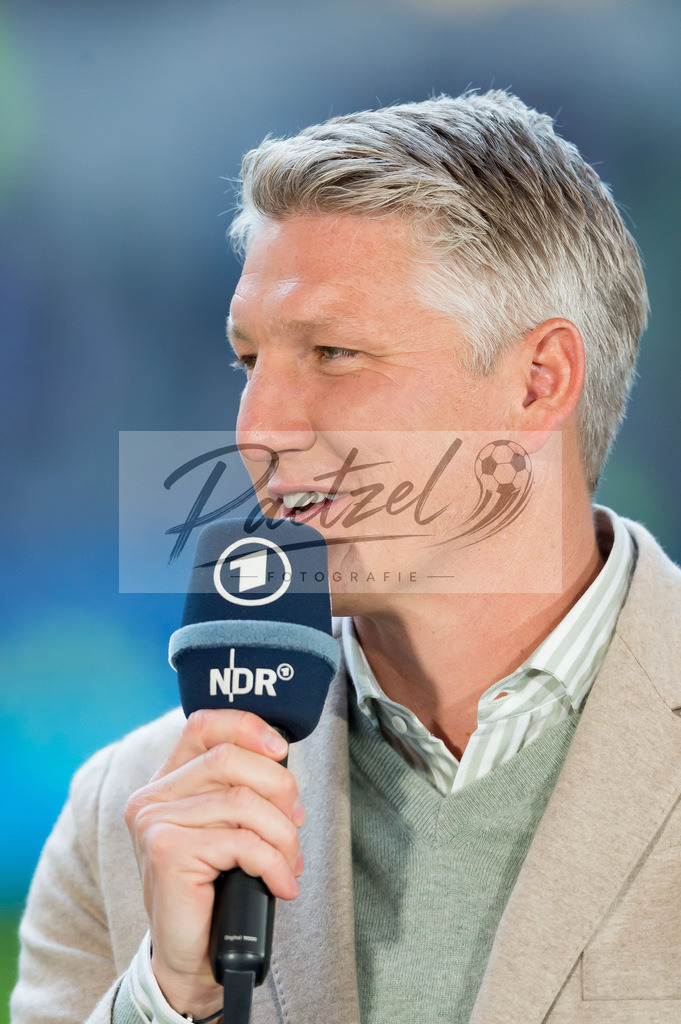 HSVSCF20220419_007 | Fussball, Herren: Bastian Schweinsteiger schaut beim DFB-Pokal-Halbfinalspiel zwischen Hamburger SV und SC Freiburg im Volksparkstadion am 19.04.2022 in Hamburg, Deutschland.DFB / DFL REGULATIONS PROHIBIT ANY USE OF PHOTOGRAPHS AS IMAGE SEQUENCES AND/OR QUASI-VIDEO. - Realisiert mit Pictrs.com