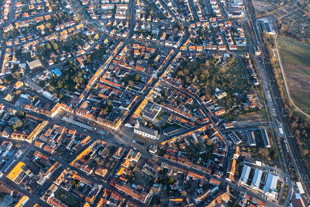 Luftbild: Marktplatz und Kirche St. Maria in Philippsburg im Bundesland Baden-Württemberg in Deutschland. Foto: IMG_130863.jpg vom 09.03.2022 durch Werner Riehm/FLY-FOTO.deSeelsorgeeinheit Oberhausen-Philippsburg - Ebene 1
