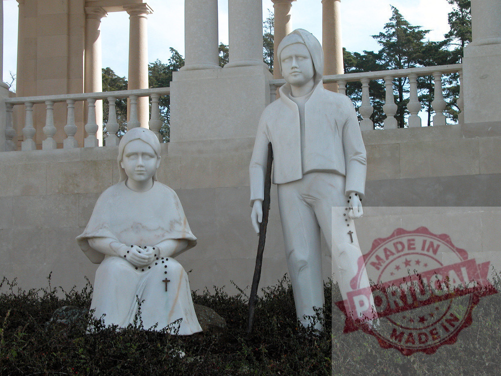 Marble statues of Jacinta and Francisco Marto, the shepherd children of Fatima, praying | Marble statues representing praying children Jacinta and Francisco Marto, located in the Sanctuary of Fatima, Portugal - Realisiert mit Pictrs.com