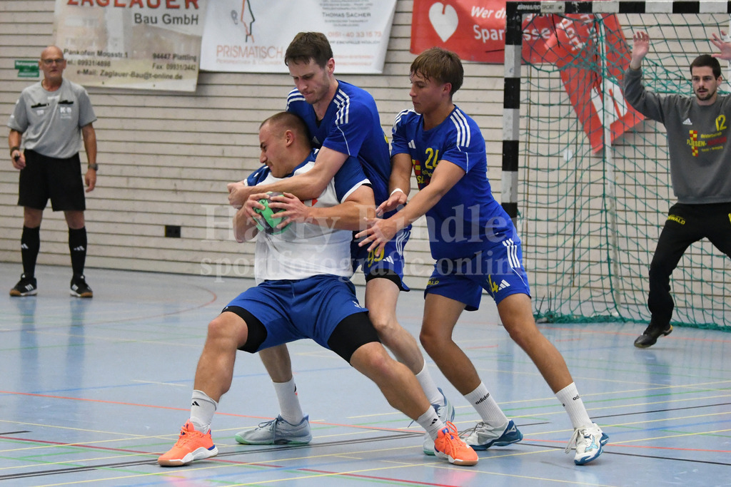 HC Deggendorf : SSG Metten | Aaron Zaglauer  (HC Deggendorf) wir von Patrick Sigl (SSG Metten #99)  und Leonard Reiszky (SSG Metten #24) in die Mangel genommen. Sigl bekommt dafür eine 2 Minuten Strafe. - Realisiert mit Pictrs.com