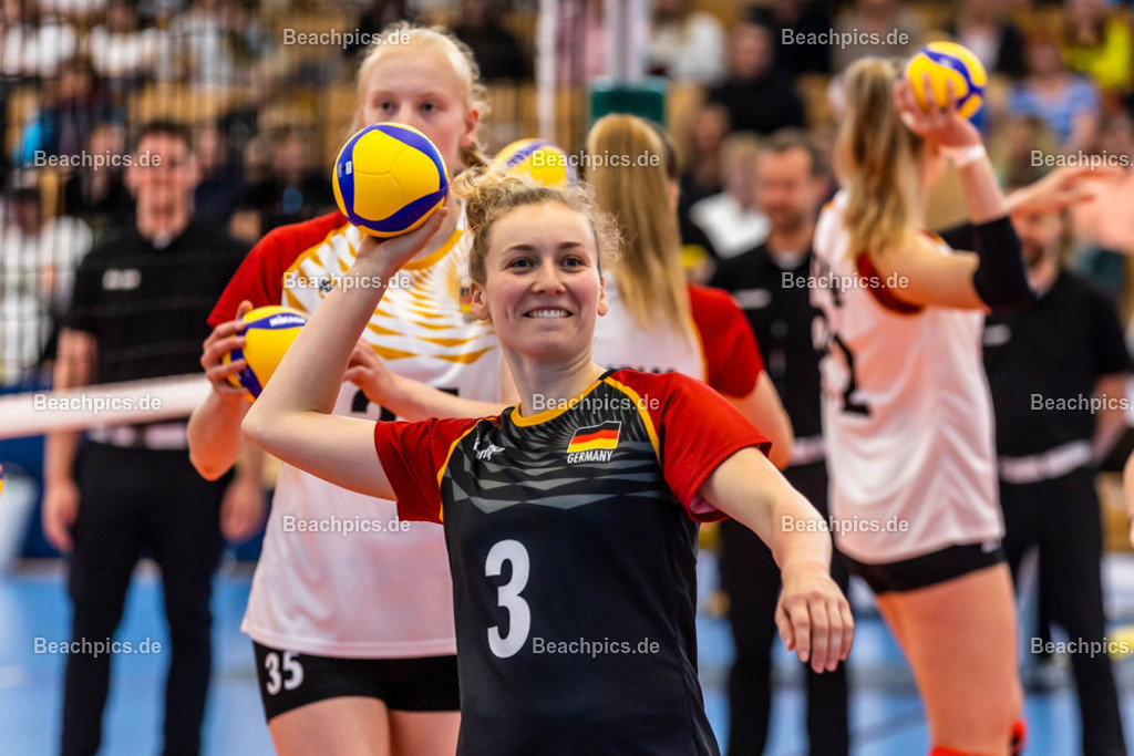 2023-00070839-Freundschaftsspiel-Deutschland-Ukraine | Annie CESAR GER wirft Ball zu den Zuschauern 20.05.2023; Berlin Foto: Gerold Rebsch - www.beachpics.de
