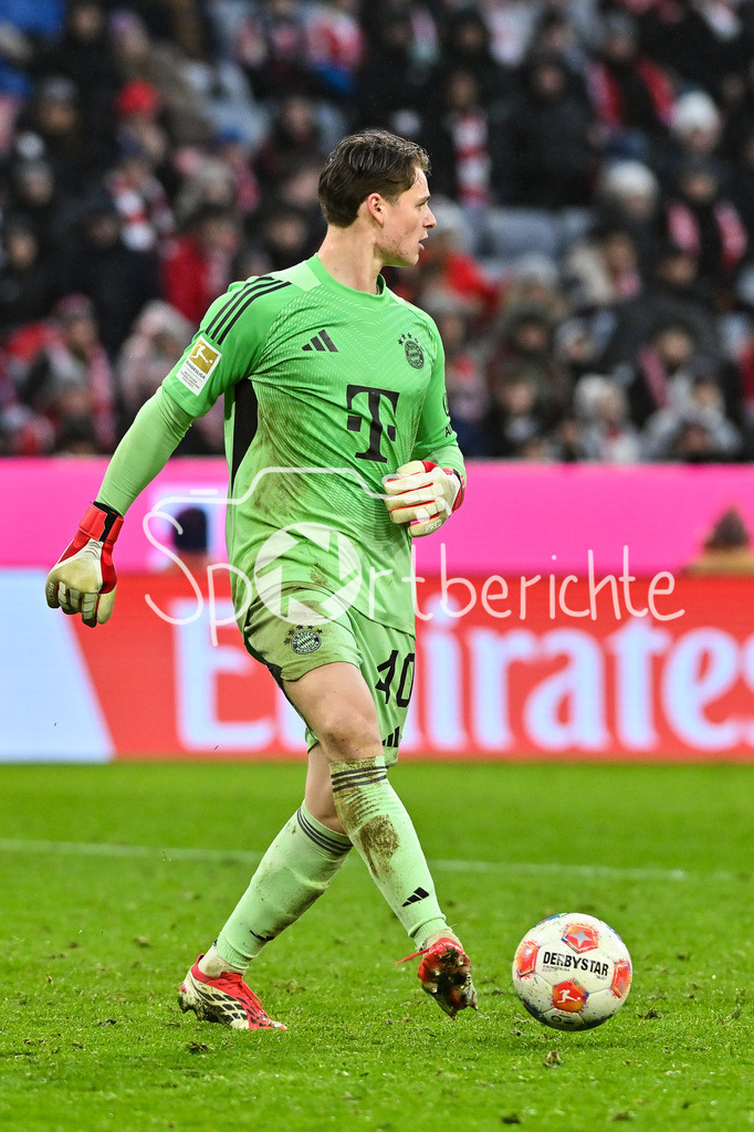 FC Bayern München - Eintracht Frankfurt | MUNICH, GERMANY - 21. FEBRUARY: am Ball Jonas Kurt URBIG (FC Bayern Munich 40) / Einzelfoto / Freisteller während dem Bundesligamatch zwischen dem FC Bayern München und der SG Eintracht Frankfurt am 23. Spieltag in der Allianz Arena / DFL REGULATIONS PROHIBIT ANY USE OF PHOTOGRAPHS AS IMAGE SEQUENCES AND/OR QUASI-VIDEO