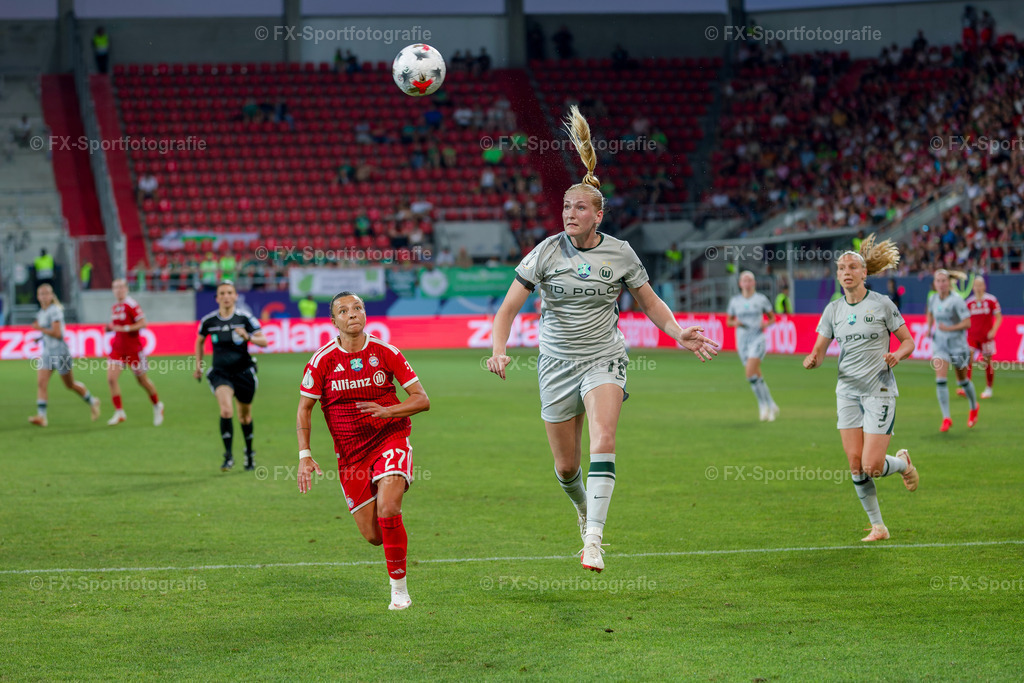 Supercup-Frauen-Bayern-Muenchen-vs-VfL-Wolfsburg 054 | Sportfotos und Eventgalerien von FX-Sportfotografie. Bilder von Fußball, Vereinsveranstaltungen und Events direkt ansehen und als Download bestellen. - Realisiert mit Pictrs.com
