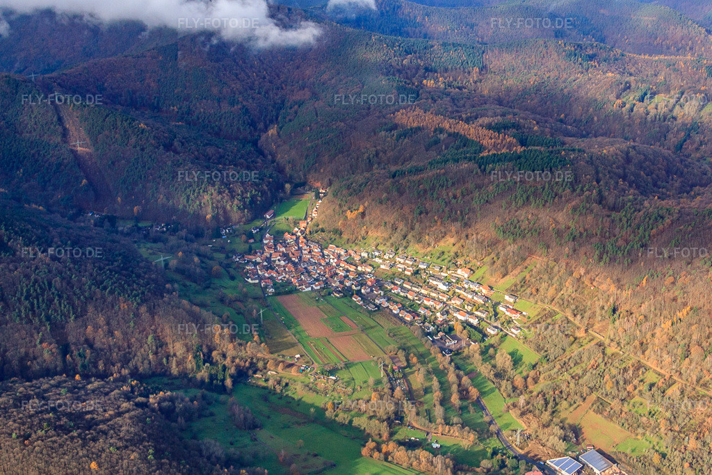 Luftbild: Dorf im Pfälzerwald am Hahnenbach aus Südosten im Ortsteil Gräfenhausen in Annweiler im Bundesland Rheinland-Pfalz in Deutschland. Foto: IMG_61207.jpg vom 30.11.2013 durch Werner Riehm/FLY-FOTO.de