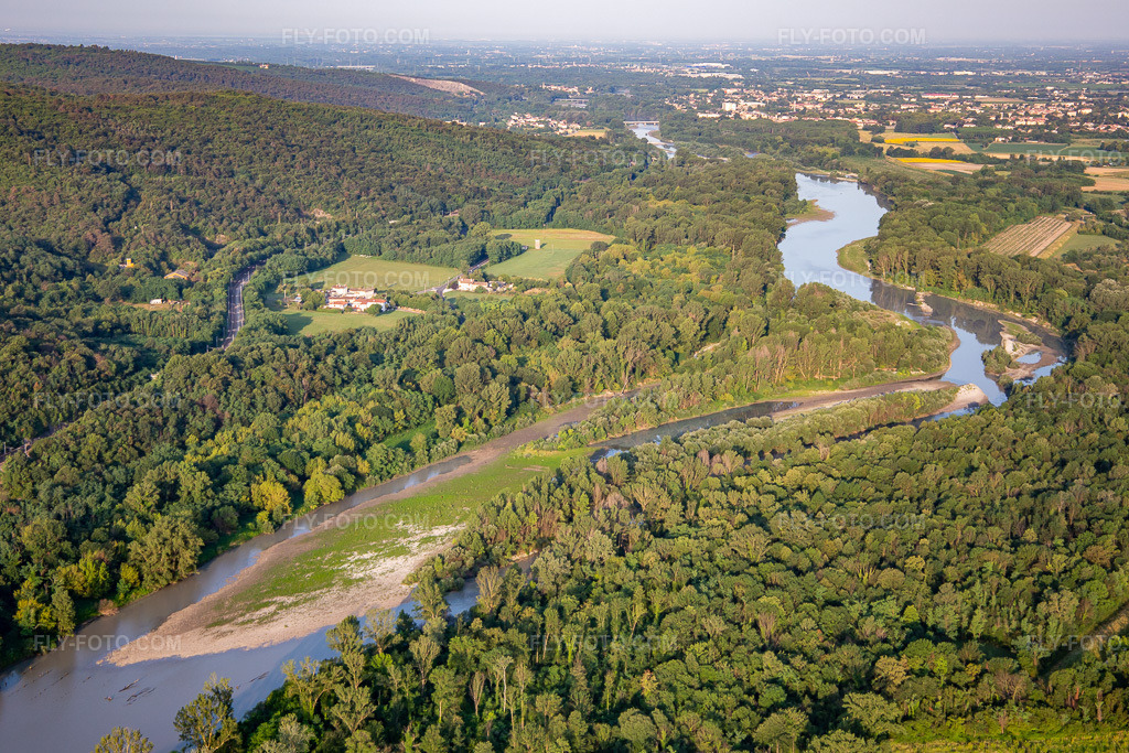 Aerial view: Sandbanks in the Isonzo in Sagrado in the state Gorizia, Italy. – Photo: IMG_137591.jpg taken on 07/16/2023 by Werner Riehm/FLY-FOTO.com – Resolution of the original: 5221 x 3480 px