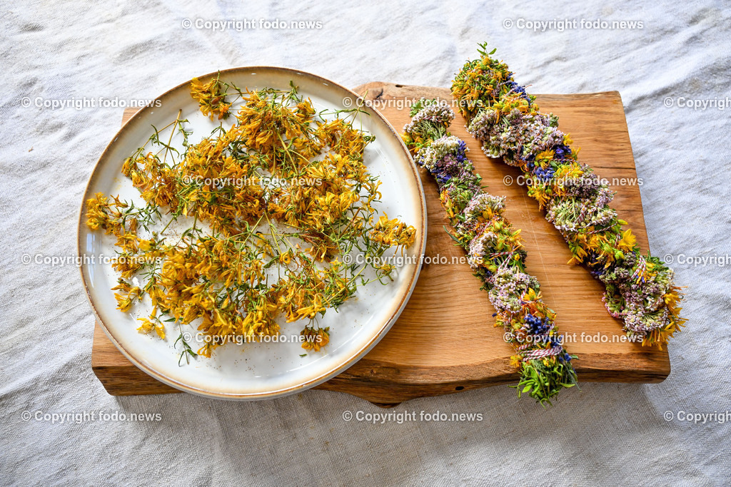 Doris Kern_ Kraeuter_ 03.07.2024-21 | 03.07.2024, Peilstein, AUT, Kraeuter, im Bild Johanniskraut, Raeucherbuendel