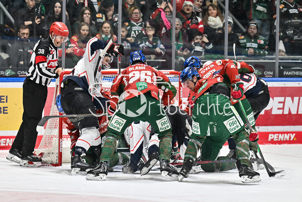 Augsburger Panther - Nürnberg Ice Tigers | AUGSBURG, GERMANY - 23. DECEMBER: Geimeinsam können die Augsburger den Puck von Michael GARTEIG (Augsburger Panther 34 fern halten während dem Match zwischen den Augsburger Panthern und den Nürnberg Ice Tigers am 31. Spieltag der Penny DEL im Curt Frenzel Stadion
